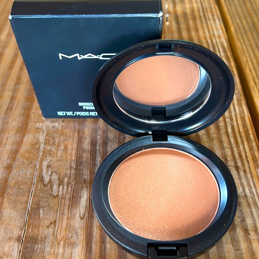 MAC COSMETICS BRONZING POWDER IN REFINED GOLDEN NEW - NEVER USED